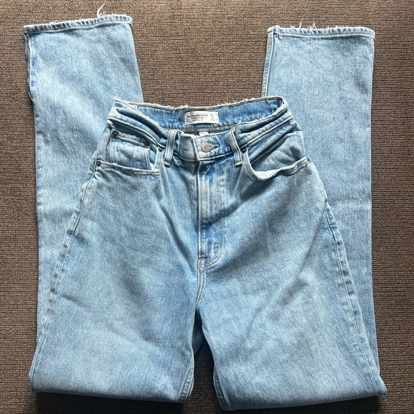 Abercrombie & Fitch Curve Love Ultra High Rise 90s Straight Jean (NWOT) - Picture 5 of 6